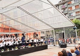 El público eibarrés presenció un día para la historia, lleno de música, emoción y tradición con el Orfeón, los txistularis, los colectivos musicales y de danza.