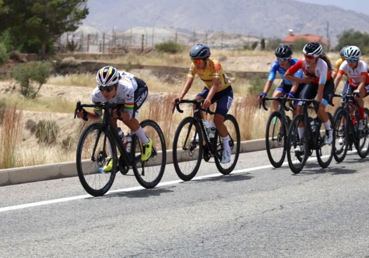 Itxaso Plaza en el grupo de cabeza en el tramo final en Murcia.