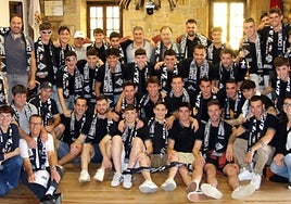 Udaleko ordezkariekin elkartu ziren jokalari, teknikari eta zuzendaritzako kideak udaletxeko batzar aretoan, kanpoan ehunka lagun zain zeuden bitartean.