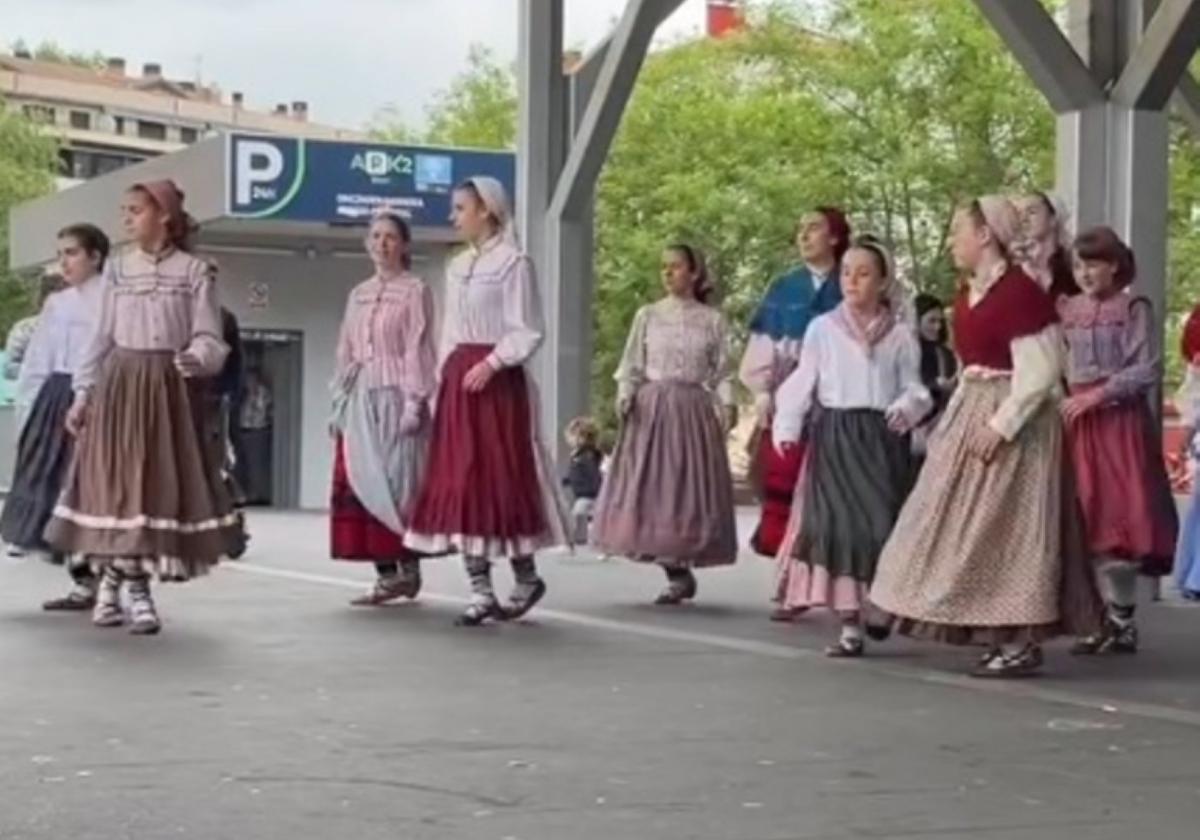 Los dantzaris llenaron las calles