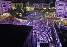 La plaza de San Juan volvió a llenarse en el concierto de sábado prefiestas esta vez con 14.000 personas según la estimación de la Policía Local.