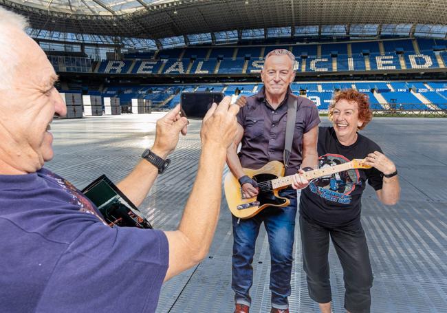 Ilusión. Amparo Azcona posa con el display de cartón de Springsteen, mientras su marido, Patxi López, inmortaliza la escena.