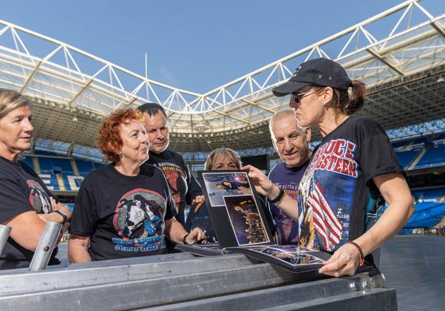 Recuerdos. Mery Landa muestra el álbum donde guarda las entradas de los conciertos y las fotografías de Bruce, algunas tomadas por ella en Donostia, incluso con el cantante