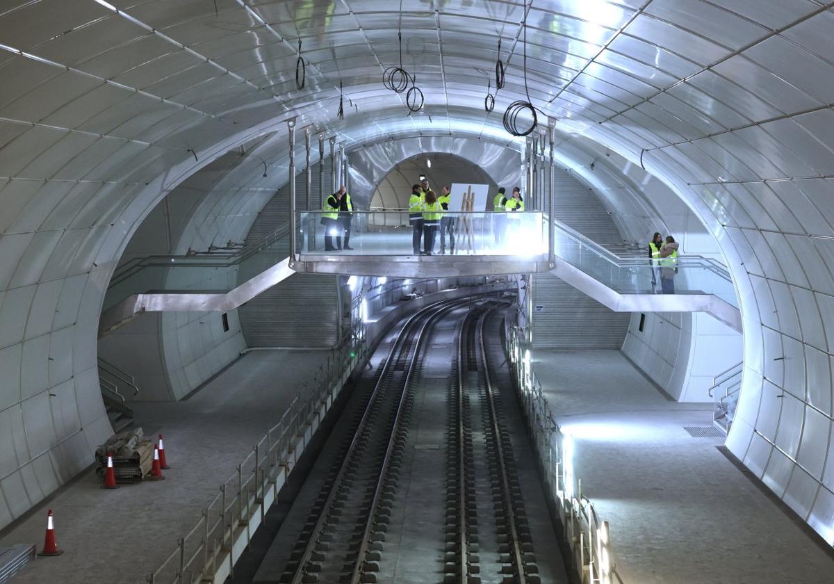 La estación soterrada de Benta Berri está prácticamente finalizada a la espera de colocar la iluminación y la catenaria.