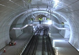 La estación soterrada de Benta Berri está prácticamente finalizada a la espera de colocar la iluminación y la catenaria.