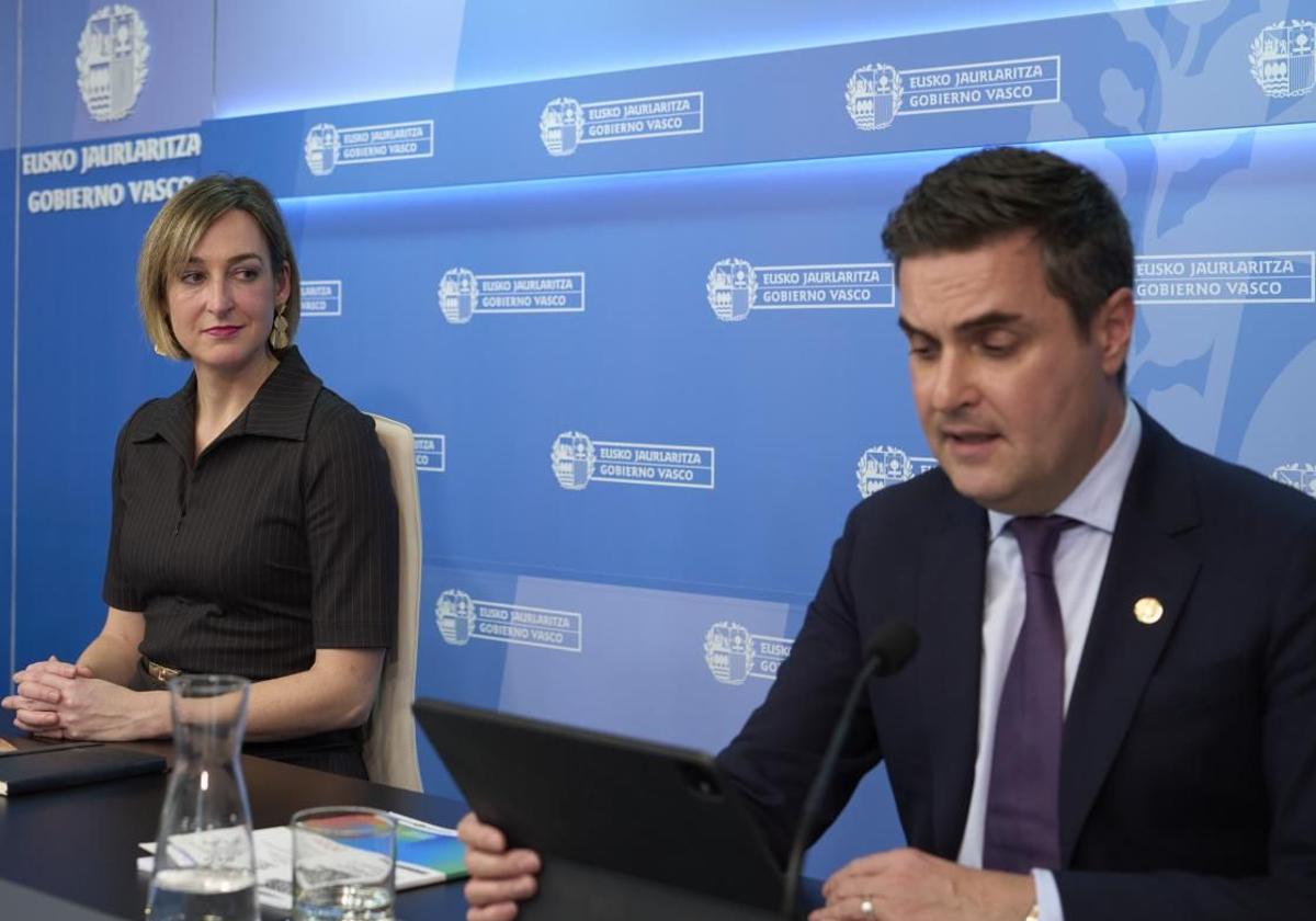 María Ubarretxena y Mikel Jauregi, en la rueda de prensa posterior al Consejo de Gobierno.