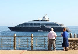 El crucero 'Scenic Eclipse' este martes en la bahía donostiarra.