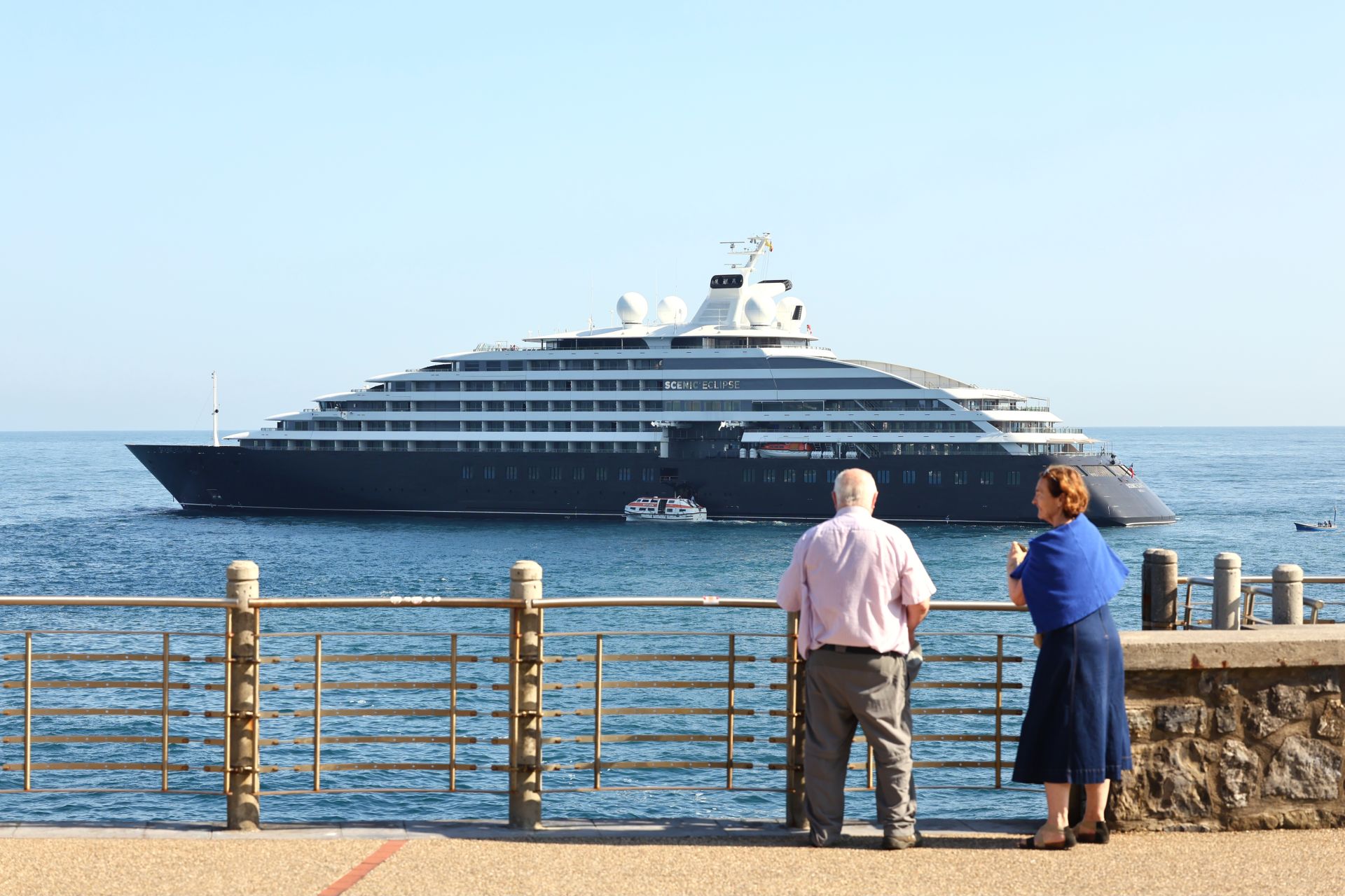 Un crucero de lujo fondeado en Donostia