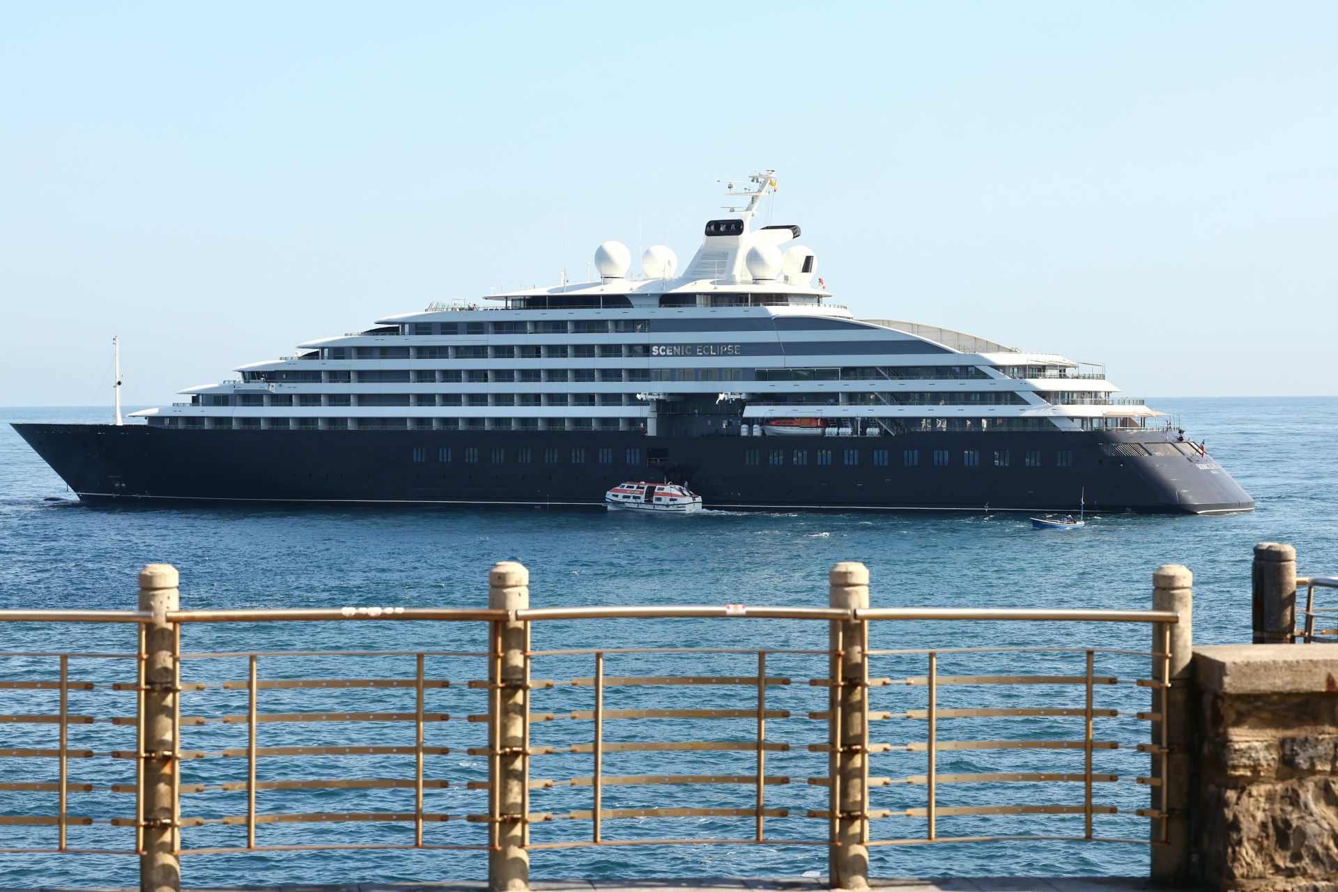 Un crucero de lujo fondeado en Donostia