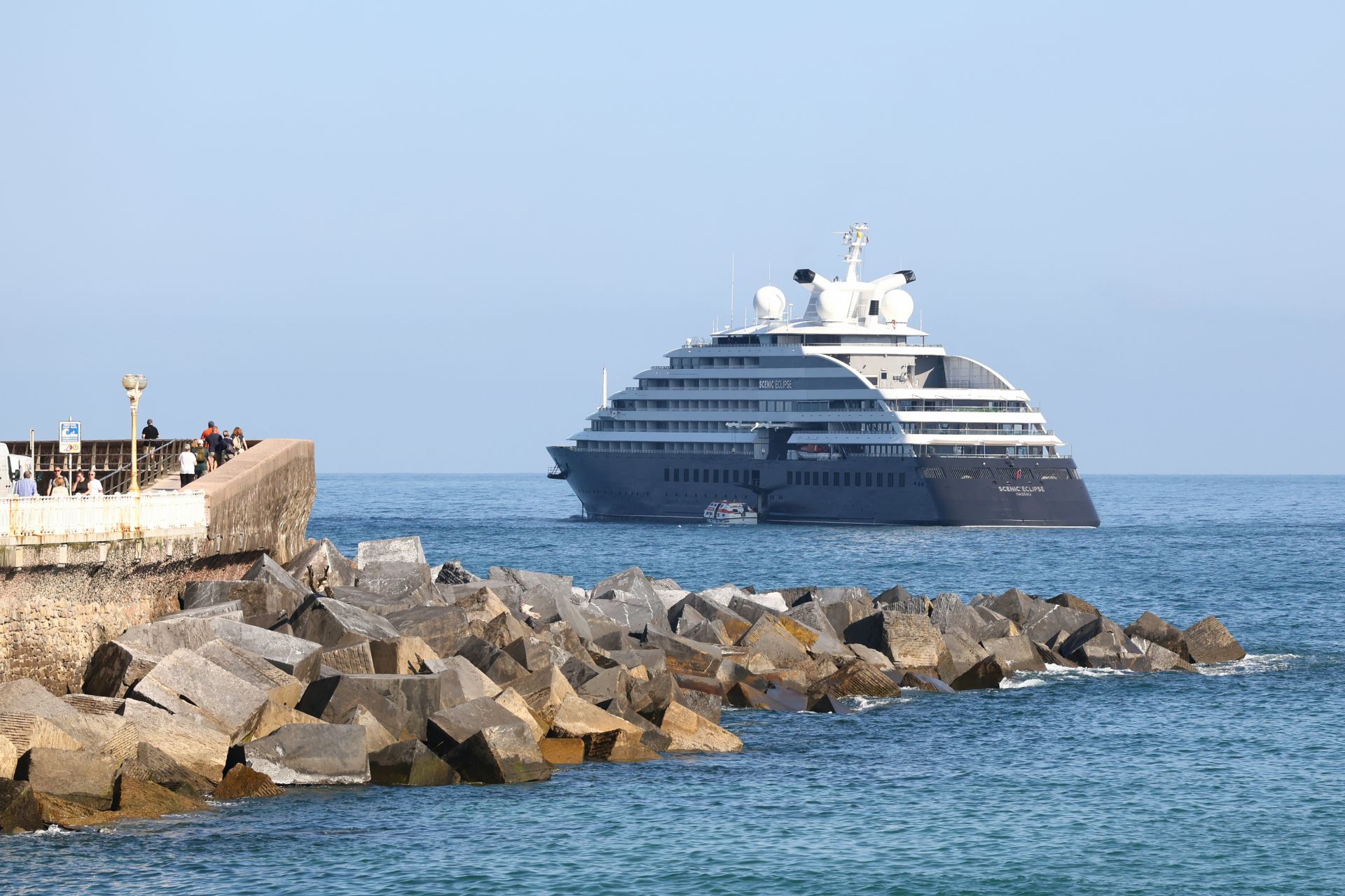 Un crucero de lujo fondeado en Donostia