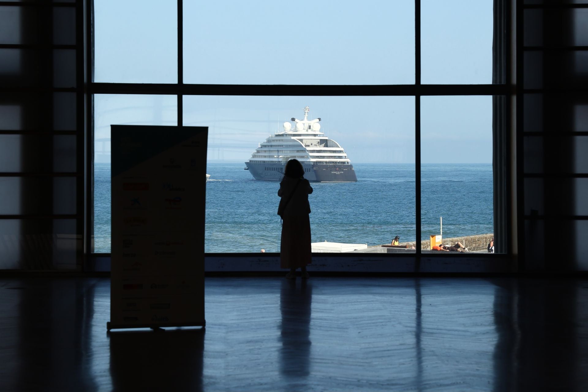 Un crucero de lujo fondeado en Donostia