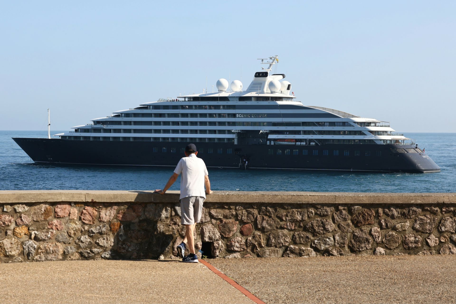 Un crucero de lujo fondeado en Donostia