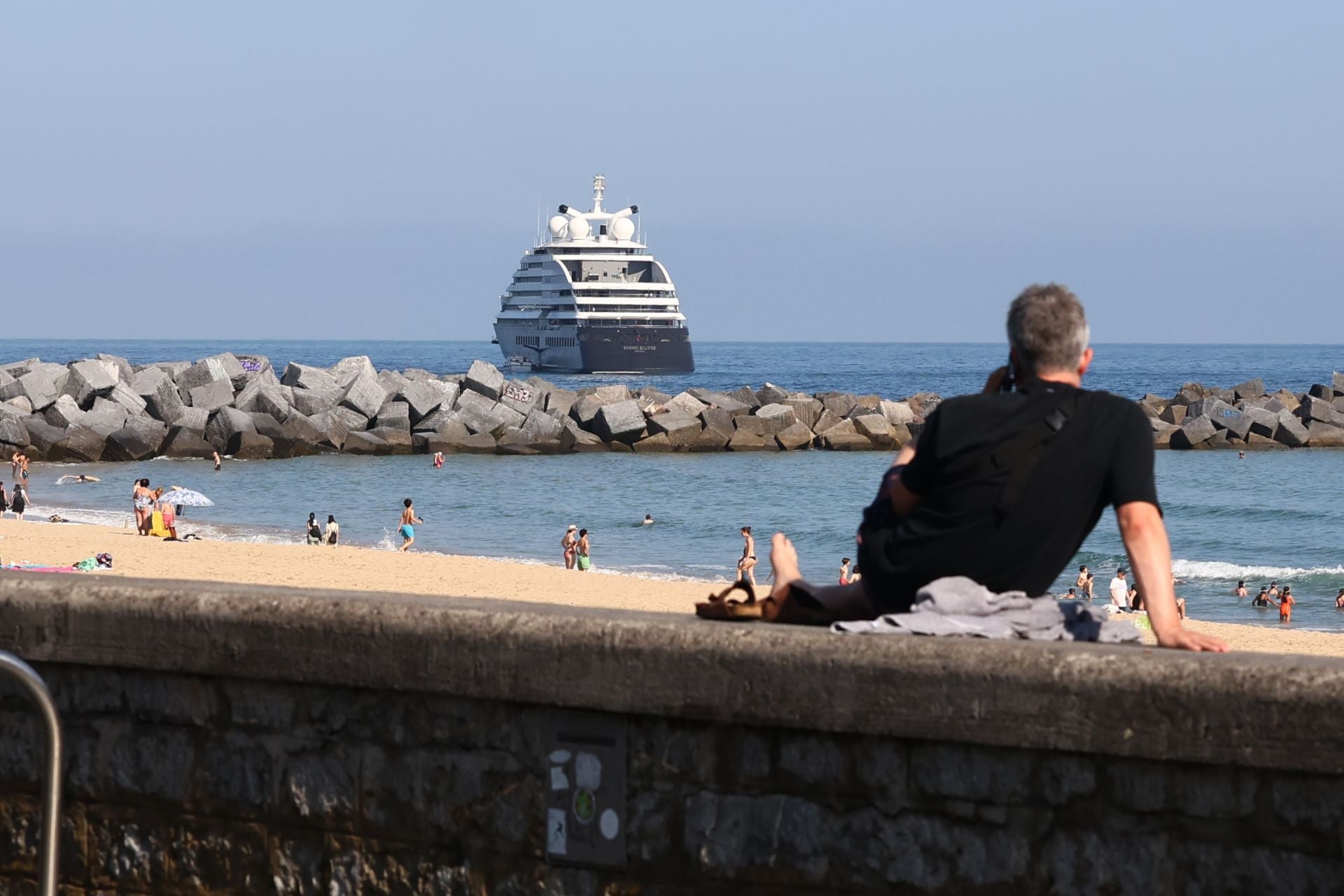 Un crucero de lujo fondeado en Donostia