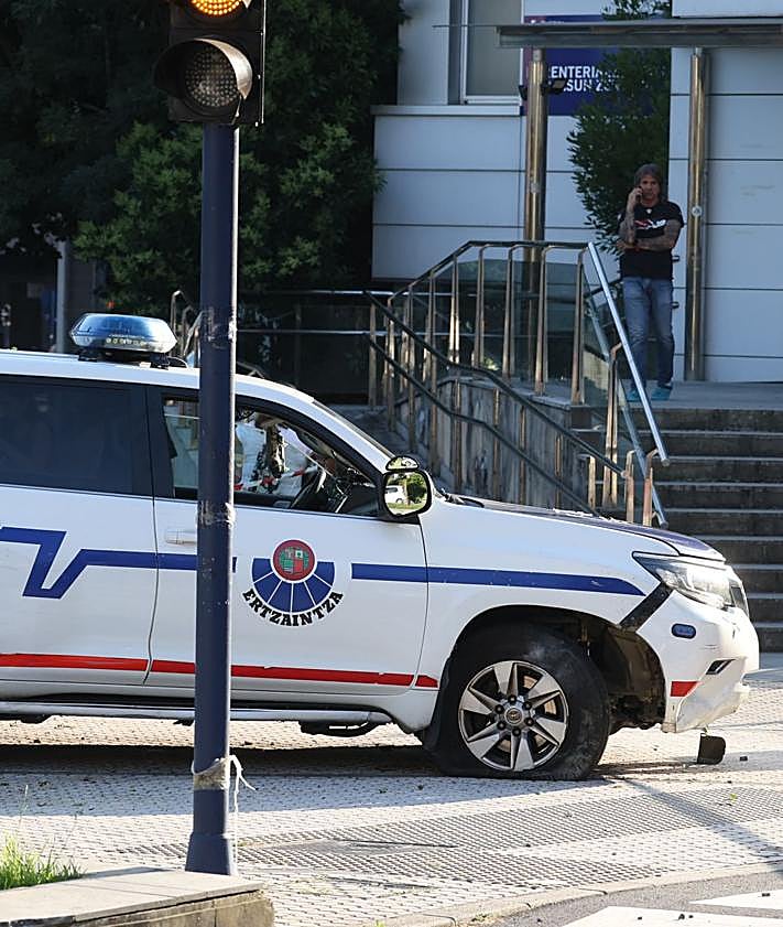 Imagen secundaria 2 - Se da a la fuga tras un accidente en Oiartzun y su persecución provoca tres heridos en Errenteria