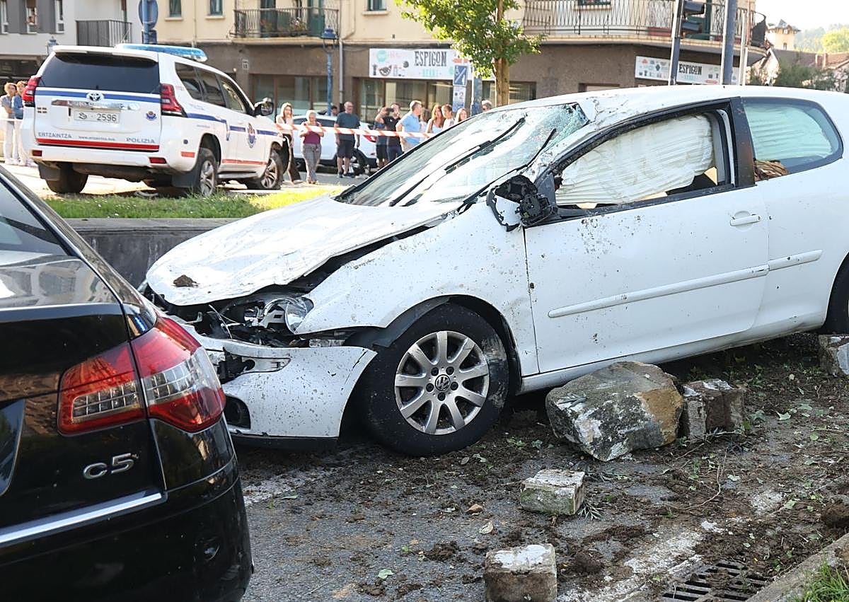 Imagen secundaria 1 - Se da a la fuga tras un accidente en Oiartzun y su persecución provoca tres heridos en Errenteria