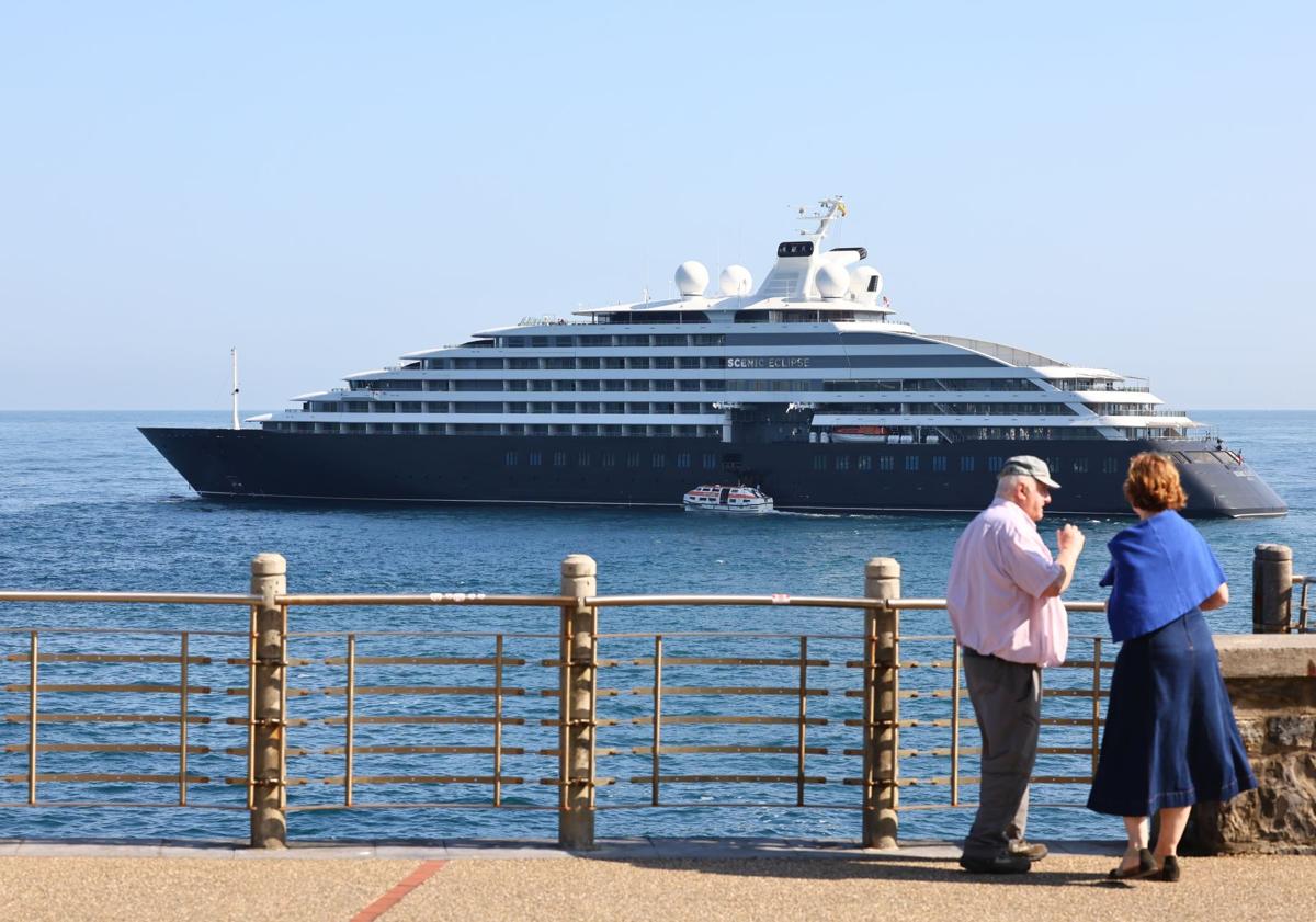 Imagen principal - El «primer yate de exploración del mundo» fondea en Donostia