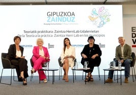 Un momento de la mesa redonda entre Mariaje Idoeta, Maite Peña, Jasone Giraldo y Jon Luqui, con Laura Chamorro en el centro.