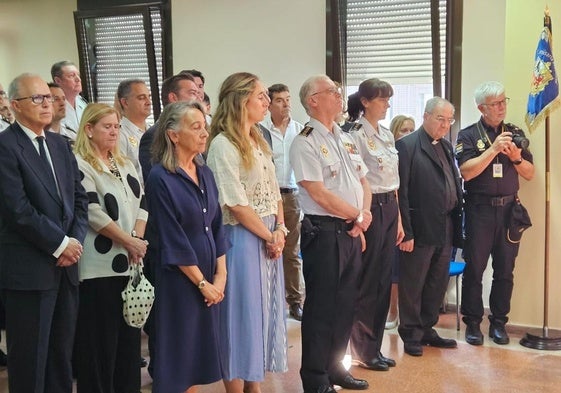 Autoridades, policías nacionales y familiares de algunos de los agentes fallecidos han acudido al acto Vitoria.