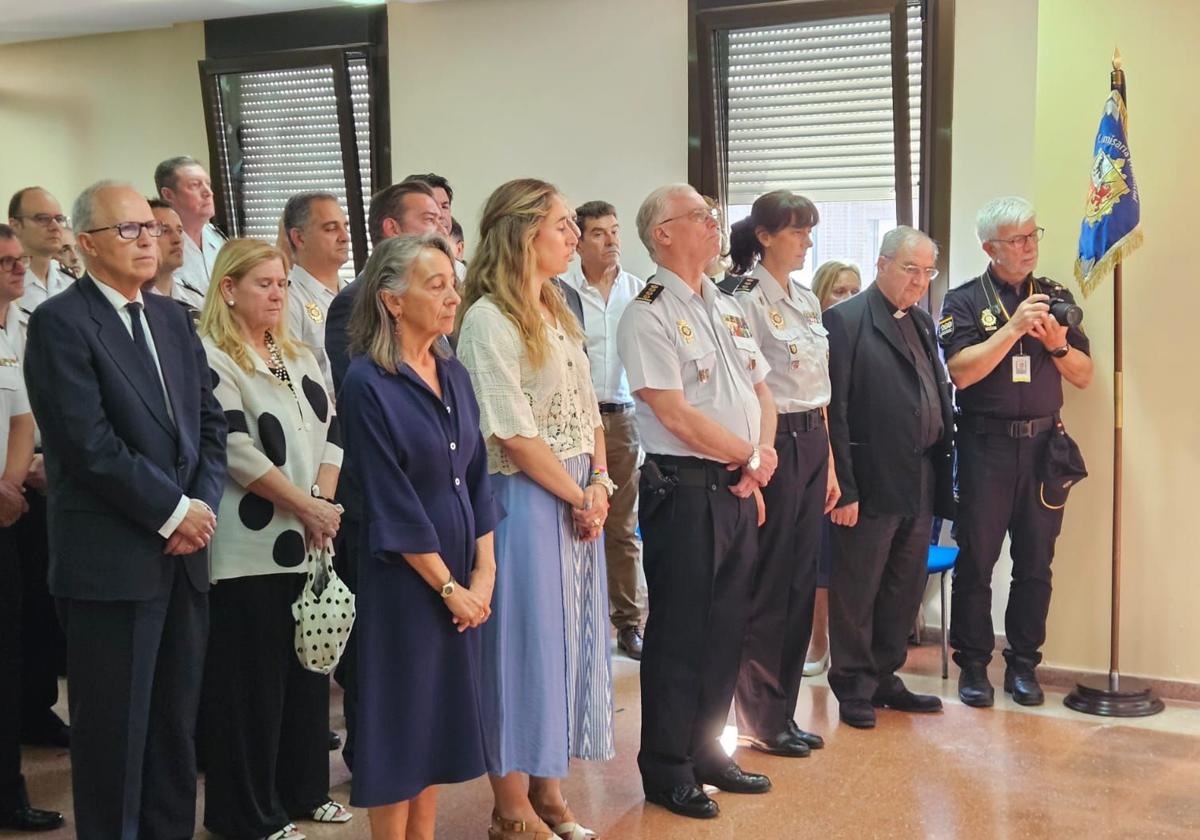Autoridades, policías nacionales y familiares de algunos de los agentes fallecidos han acudido al acto Vitoria.