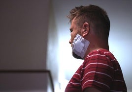 La víctima, que prefiere mantenerse en el anonimato, con la herida entre la mandíbula y el cuello que le causaron los agresores.