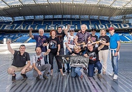 Los seguidores de Bruce Springsteen reunidos por DV en Anoeta, posan junto a 'Bruce', que les acompañó en formato display de cartón.