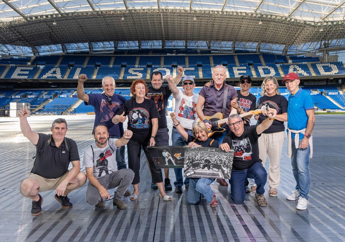Los seguidores de Bruce Springsteen reunidos por DV en Anoeta, posan junto a 'Bruce', que les acompañó en formato display de cartón.