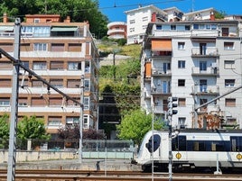 Vista del hueco entre dos edificios de la calle Autonomía donde se implanta el nuevo ascensor hasta la plataforma superior de la calle San Roque.