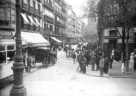 Coches de caballos y automóviles mecánicos convivieron durante años en las calles