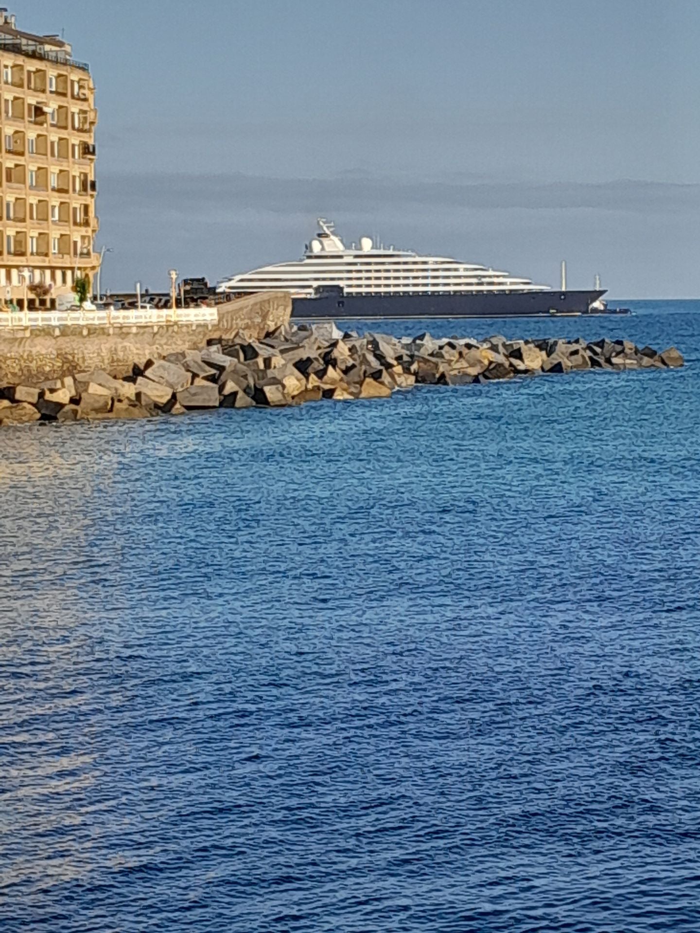Un crucero de lujo fondeado en Donostia