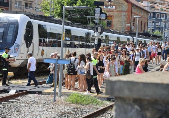 Una tren de Euskotren llegando a la estación de Deba en un día de verano.