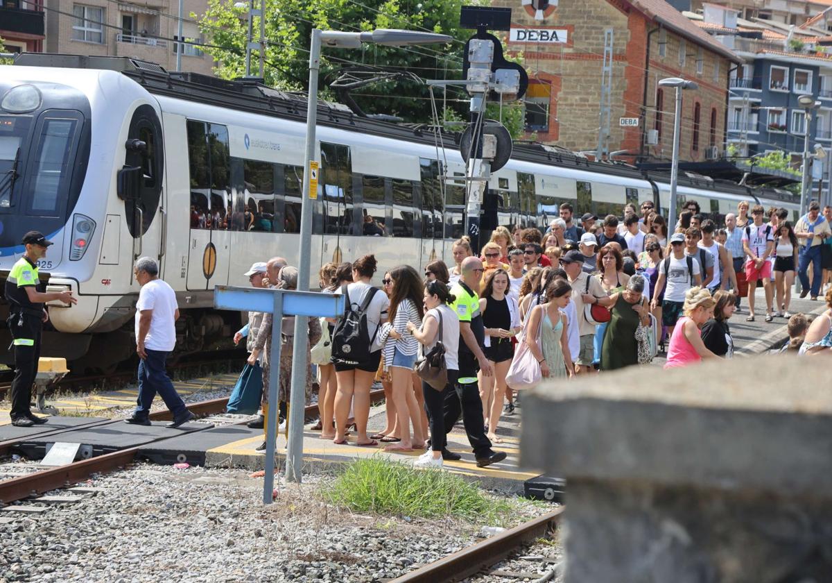 Una tren de Euskotren llegando a la estación de Deba en un día de verano.