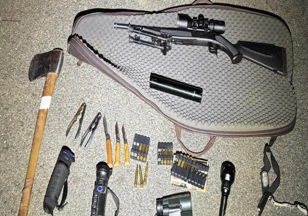 Rifle y otras armas incautadas a los tres cazadores de Bera