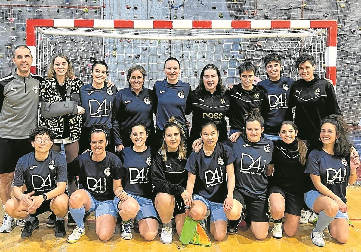 Las quince jugadoras del Antiguoko posan en Pío Baroja junto a los entrenadores Aitor Maté y Myriam Prados.
