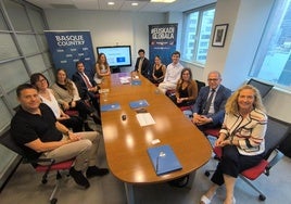 El equipo de Ikerbaque y el viceconsejero de Ciencia e Innovación, Adolfo Morais (segundo por la derecha), junto a investigadores vascos que residen en EE UU.