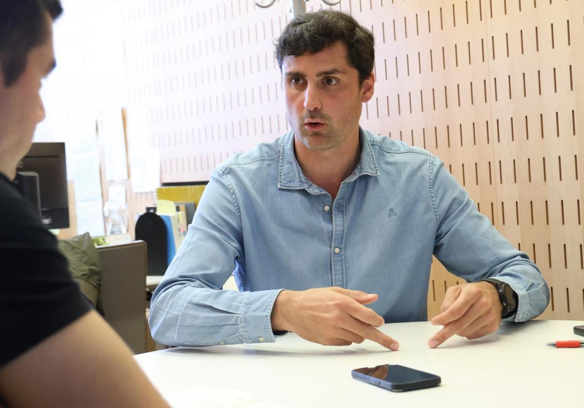 Mikel Lezama, durante una entrevista