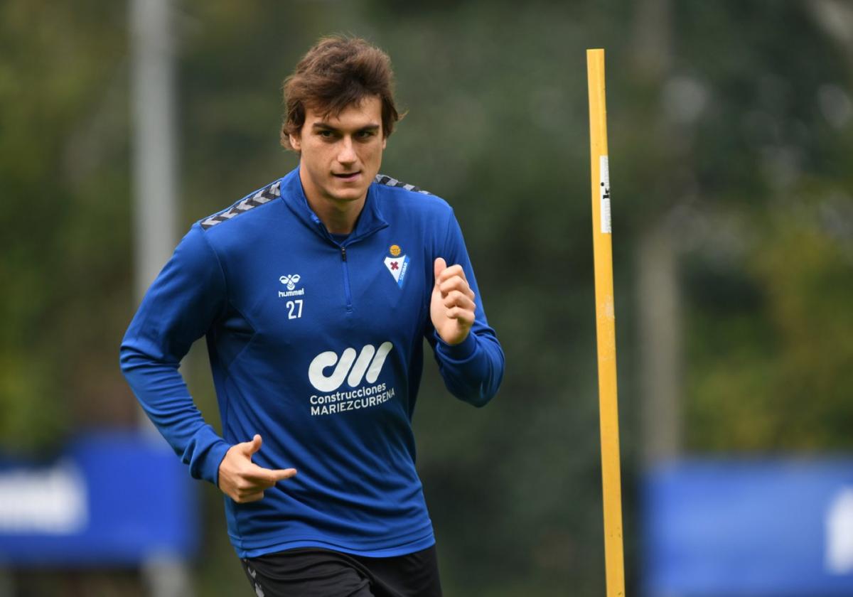 Slavy, el joven delantero del Eibar, podría volver a salir en calidad de cedido este verano.