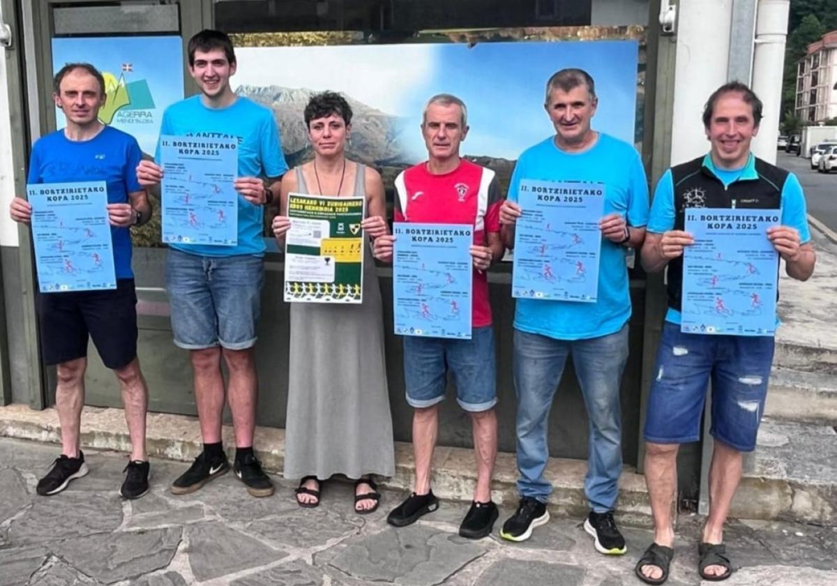 Representantes de Alkaiaga, Manttale, Beti Gazte, GureTxokoa y Agerra.