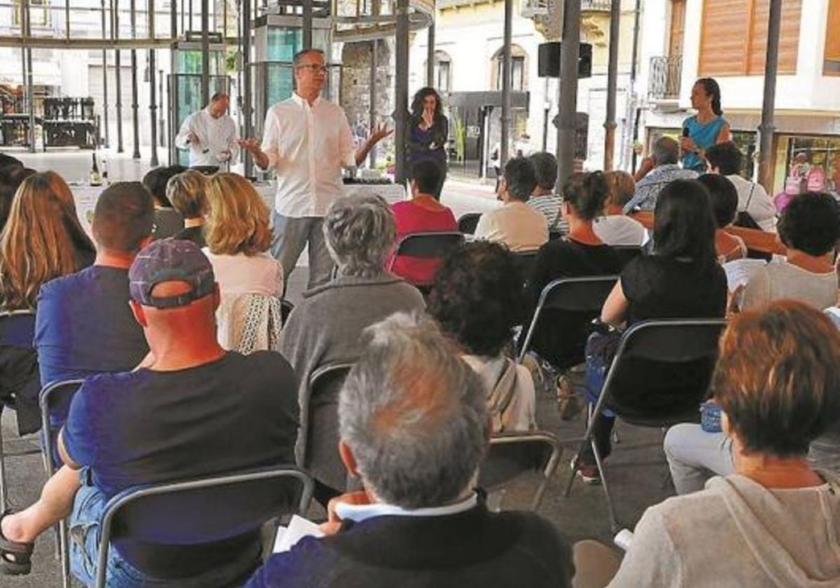 Imagen correspondiente a una anterior charla de Osasun Kalean. Este año pasan del Tinglado a plaza Verdura.