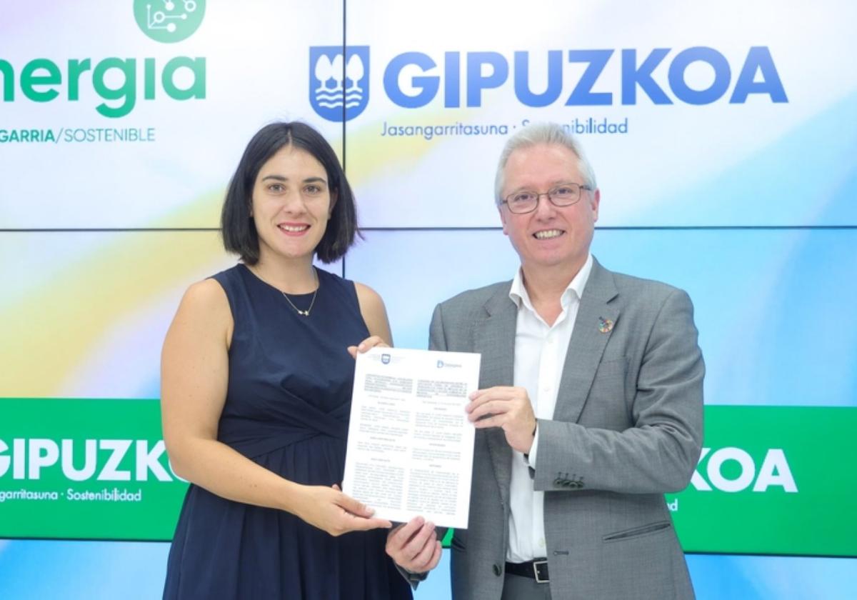 Maialen Gurrutxaga y José Ignacio Asensio, con el convenio firmado.
