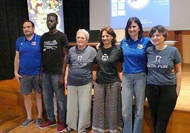 Voluntarios de Aita Mari junto con representantes de Ordizia Saskibaloia, en la presentación de la jornada.