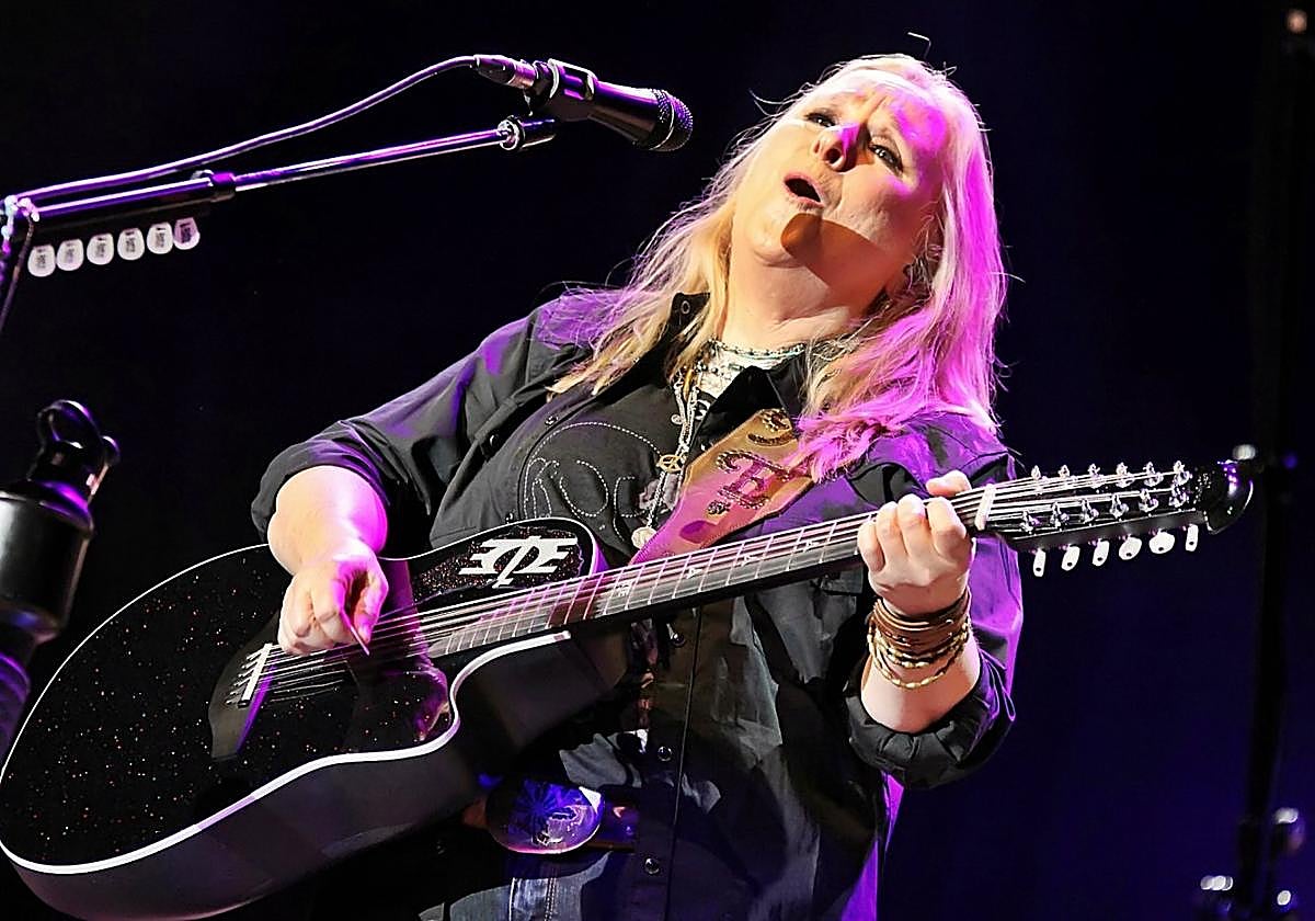 Melissa Etheridge llega hoy a Vitoria, en un momento vital en el que elige «la alegría y el amor».