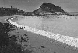 La playa de Malkorbe, solitaria en un día nublado.