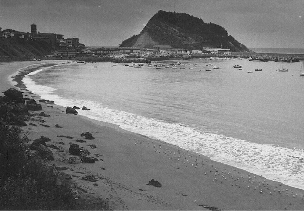La playa de Malkorbe, solitaria en un día nublado.