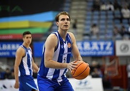 Josip Vrankic se dispone a lanzar un tiro libre.