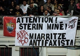 Aficionados del Biarritz desplegaron pancartas en el campo de Aguilera contra la participación del multimillonario ultraderechista Pierre-Édouard Stérin en el club.