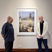 Edorta Kortadi y Eduardo G. Kaibide, junto a una de las fotografías que se exponen.