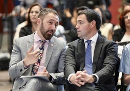 Denis Itxaso e Imanol Pradales conversan en el acto por el décimo aniversario de la ley de Vivienda.