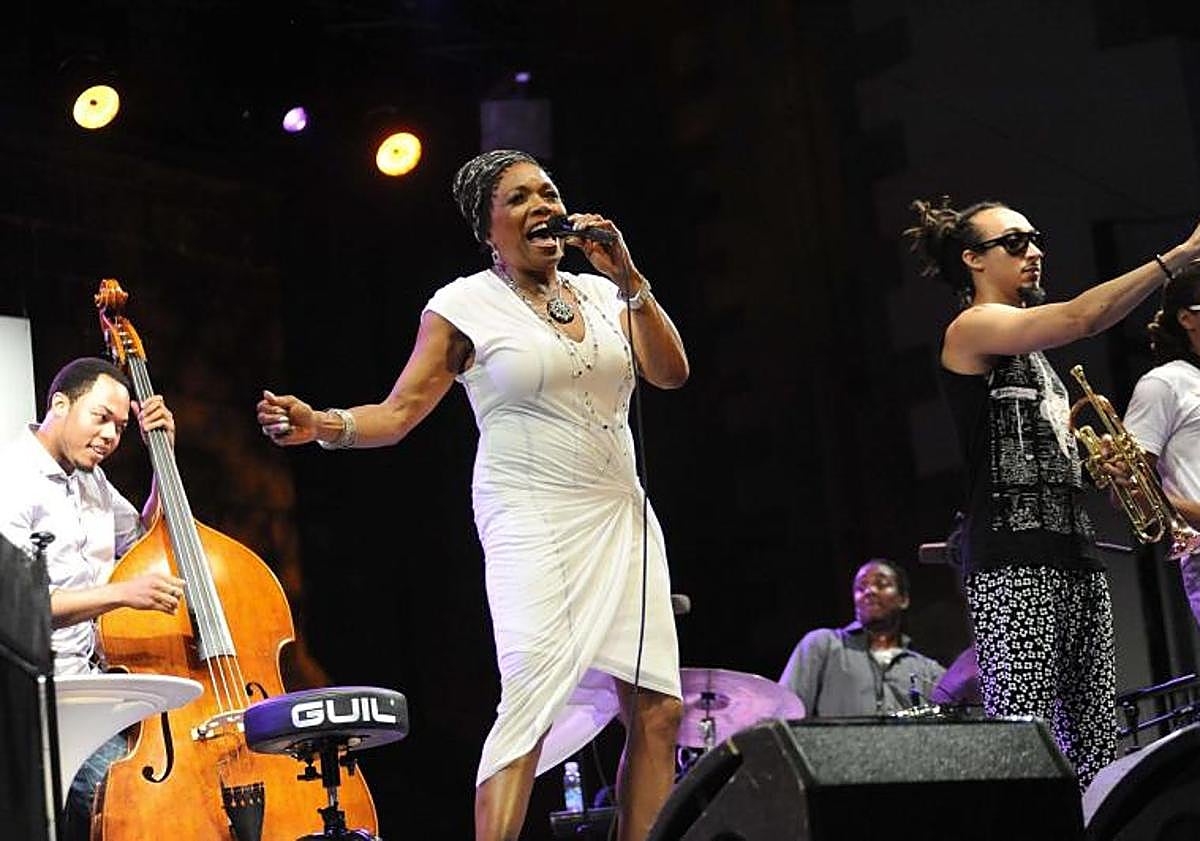 Imagen principal - Dee Dee Bridgewater, toda una dama del jazz;el veterano baterista Bill Bruford, a la derecha del trío y Marc Ribot, en uno de sus conciertos en la plaza de la Trinidad. 