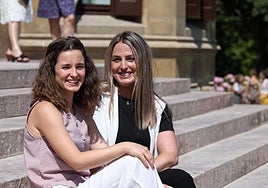 Uxue Llano y María Dosil, ayer en el Palacio Miramar.