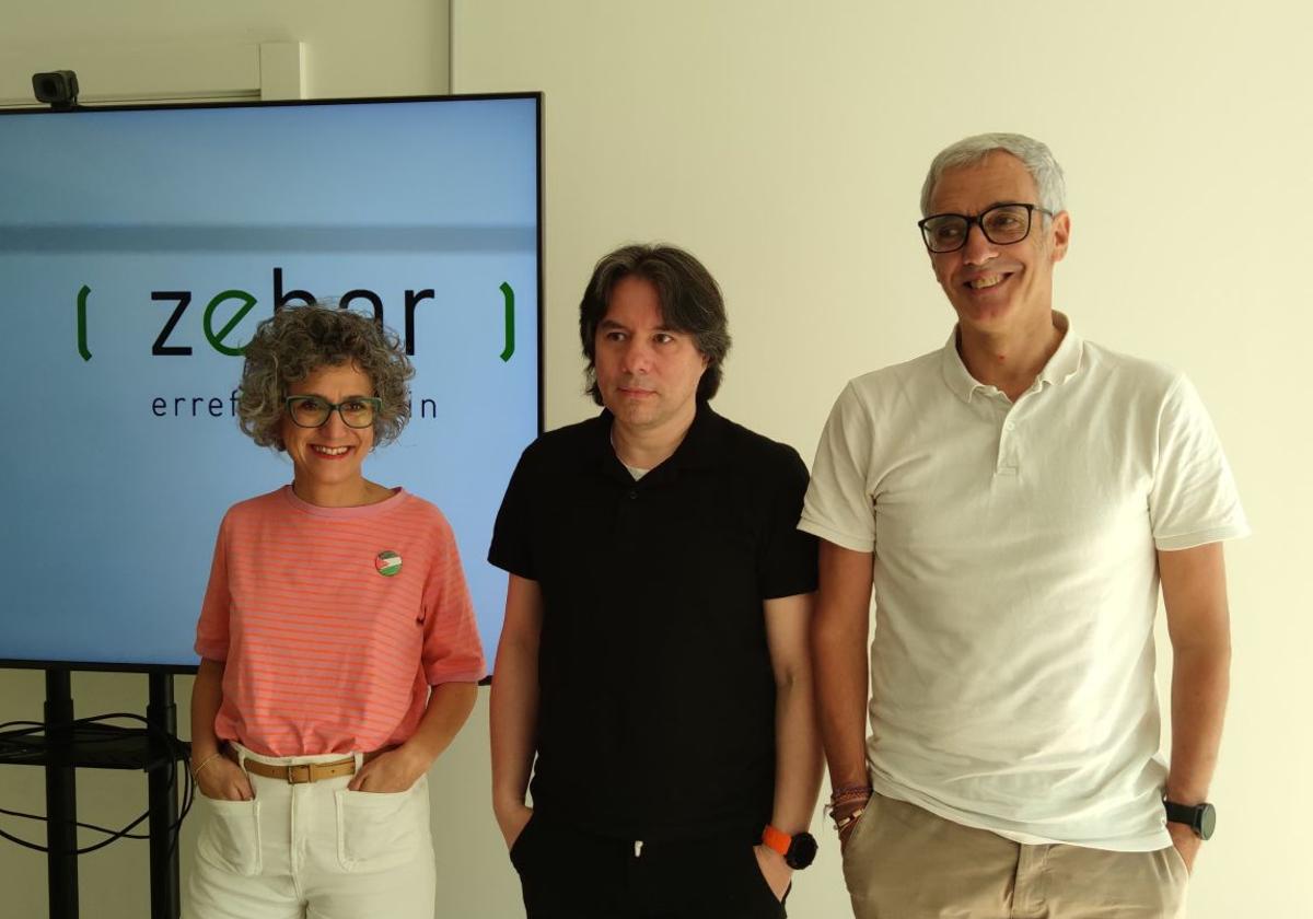 La coordinadora territorial de CEAR en Euskadi, Elena Valverde; el director de Zehar-Errefuxiatuekin, Javier Canivell; y Oscar, un solicitante de asilo.